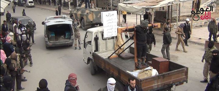 جيش الإسلام يقطع عنق شخص بالسيف ويسحله في شوارع دوما