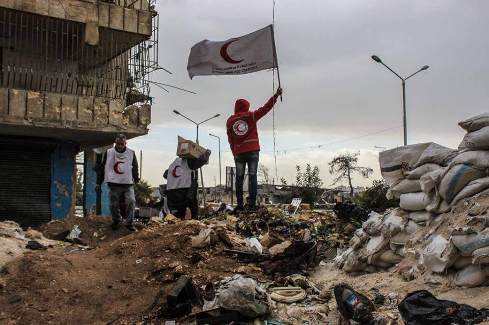 الهلال الأحمر يوصل دفعة أدوية إلى مناطق حلب الشرقية