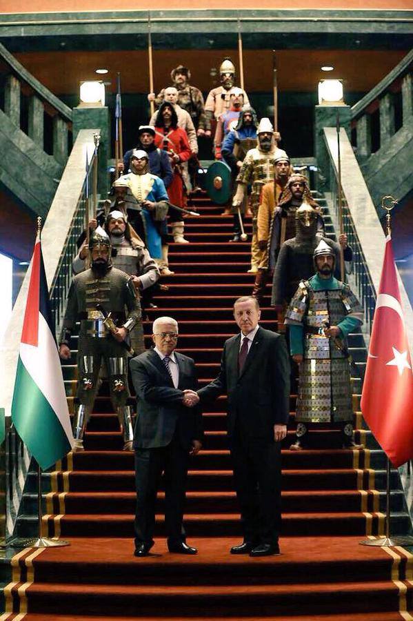 خلال استقبالهم لعباس: حراس أردوغان يرتدون أزياء المقاتلين العثمانيين