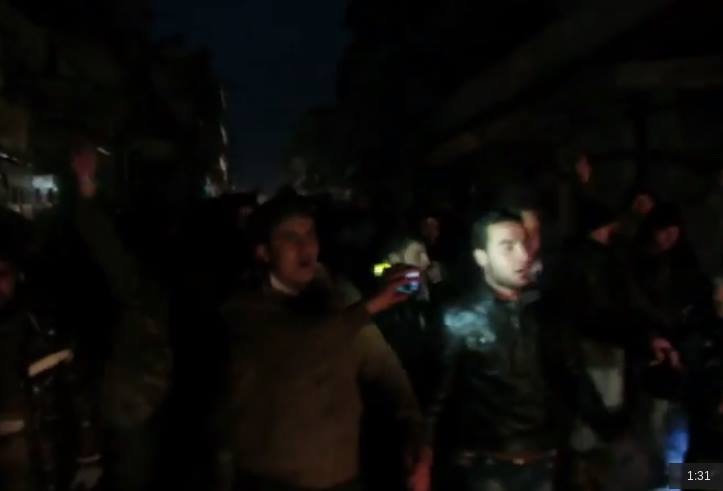 متظاهرون في ادلب يهاجمون فرنسا وينددون بـ”الرسوم المسيئة للرسول”