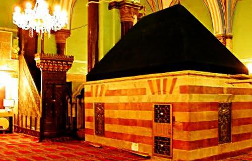 المحكمة الشرعية في حلب تأمر بإزالة القبور من المساجد