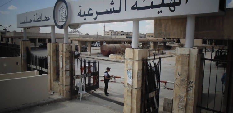 المحكمة الشرعية في حلب تمنع ذهاب الشباب إلى مناطق النظام
