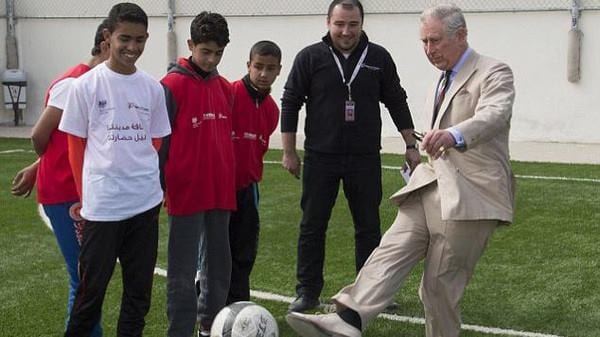 ولي العهد البريطاني يلعب الكرة مع أطفال الزعتري