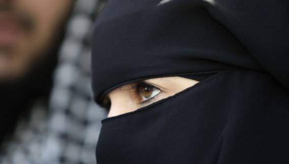 داعش تعتقل شابين تدخلا لمنع عناصرها من ضرب امرأة