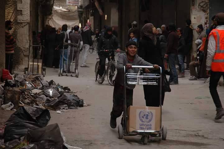 مخيم اليرموك: استئناف توزيع المساعدات ..وانقطاع المياه يدخل يومه الـ 115