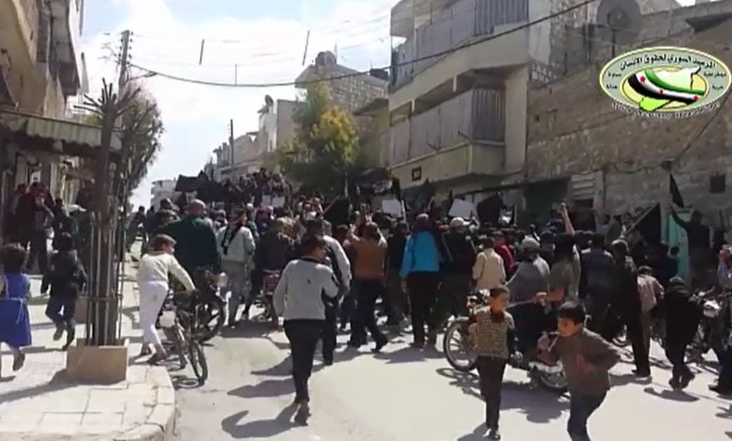 مظاهرات تطالب بالخلافة في حلب.. وتمزيق لعلم متظاهري بستان القصر