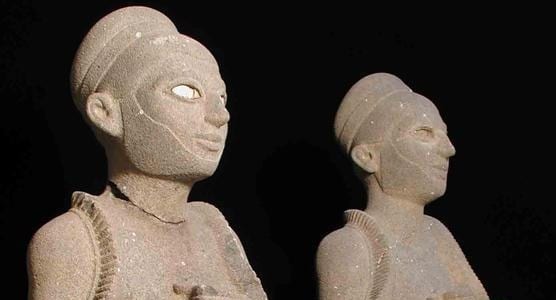 فنان عراقي يصنع تماثيل مصغرة لآثار دمرتها داعش