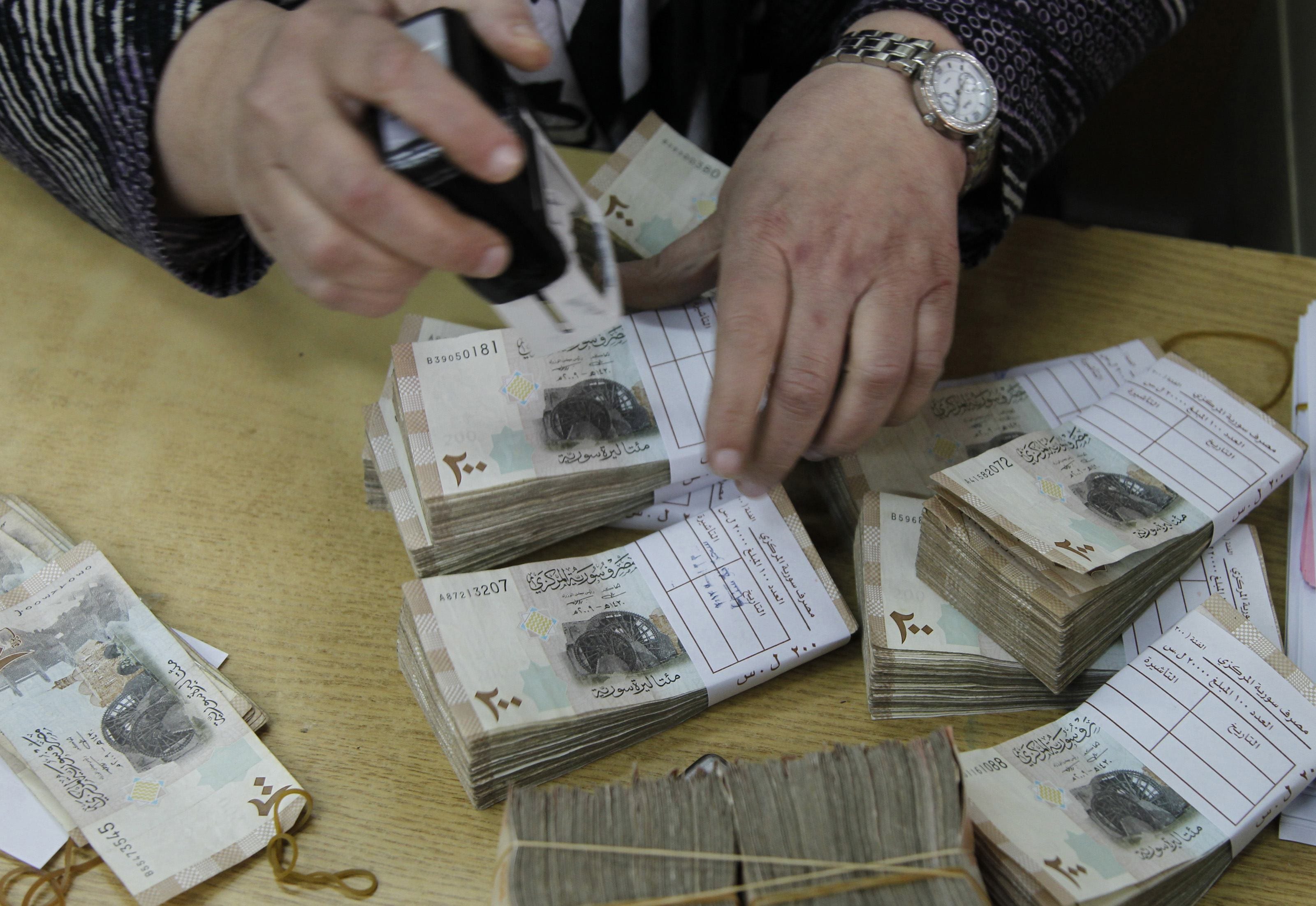 النظام يشترط حضور الموظفين إلى مناطقه لاستلام الرواتب.. والتنظيم يهددهم بالقتل إذا ذهبوا