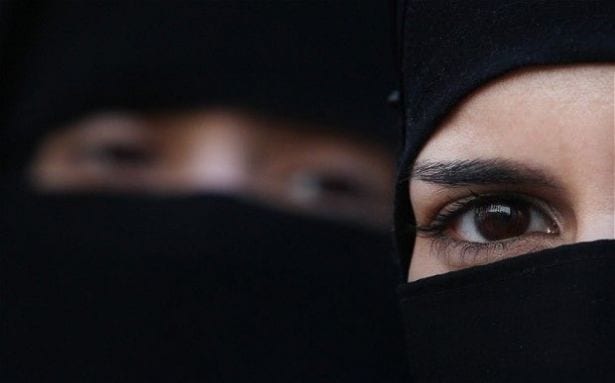 داعش يغرّم سائقاً لوجود امرأة مكشوفة العينين في سيارته