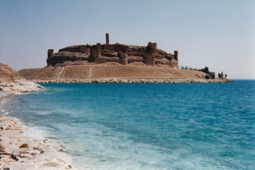 مع تسجيل مرئي: داعش يحول قلعة جعبر الأثرية إلى مكان لتنفيذ حكم الإعدام