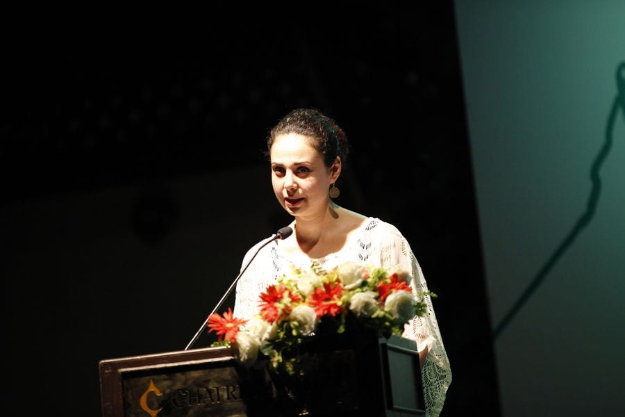 زوجة الصحفي المعتقل مازن درويش تتسلم جائزة يونسكو لحرية الصحافة بدلاً عنه