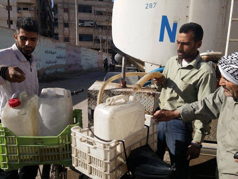 توزيع المساعدات على نازحي مخيم اليرموك في يلدا.. وناشطون يتحدثون عن انتهاكات