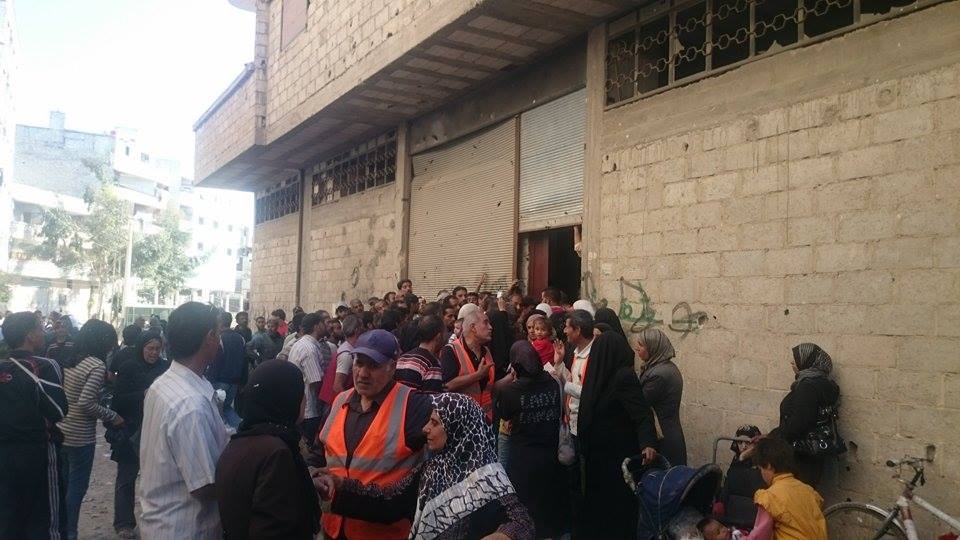 دخول قافلة مساعدات من منظمة التحرير الفلسطينية إلى أهالي مخيم اليرموك
