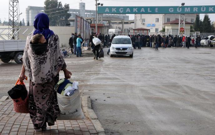 بالتزامن مع تقدم القوات المشتركة: داعش يمنع المدنيين من مغادرة تل أبيض