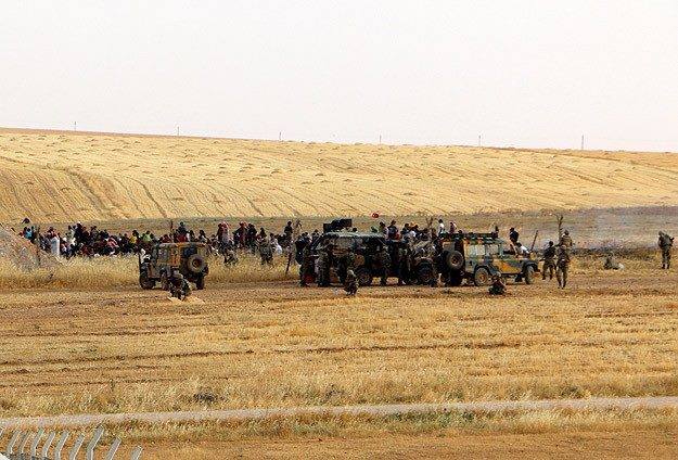 السلطات التركية تدخل النازحين السوريين العالقين على حدودها
