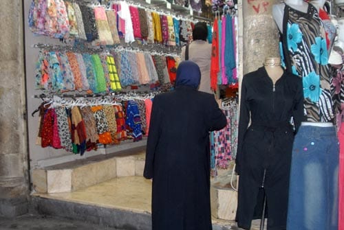 قبيل عيد الفطر.. لهيب أسعار الألبسة تنعكس ركوداً على أسواق دمشق