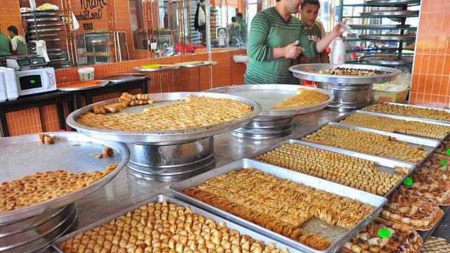 قبيل عيد الفطر.. ضبط 26 مخالفة في محال بيع الحلويات بدمشق
