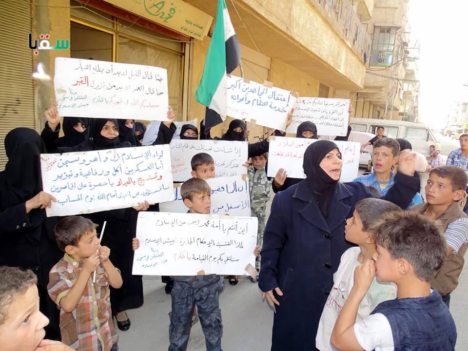 نسوة يقطعن الطريق في سقبا احتجاجاً على المماطلة بإطلاق سراح المعتقلين