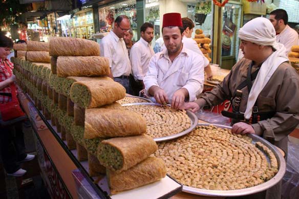 جمعية صناعة الحلويات تشتكي من تشديد الرقابة على بائعي الحلويات