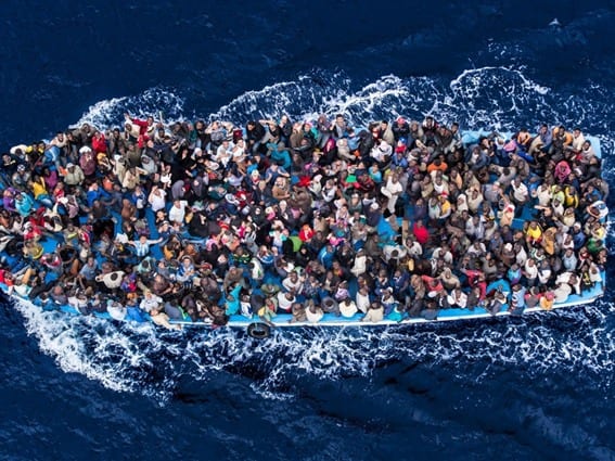 مهاجرون سوريون أنقذتهم تركيا يتهمون اليونان بإفراغ قاربهم من الوقود