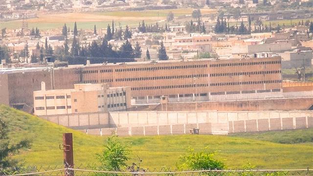 استعصاء سجن حماة المركزي يثمر… والنظام يهدد بالاقتحام مرة أخرى