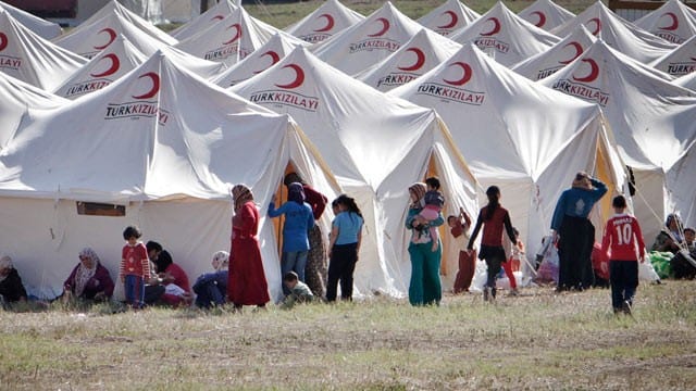وزير العمل التركي: “لن نمنح اللاجئين السوريين حق العمل”