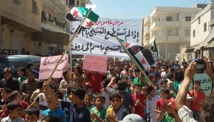 بعد تهديدهم بالفصل.. مئات الطلبة يطوقون جامعة البصرة ويطالبون بإقالة رئيسها