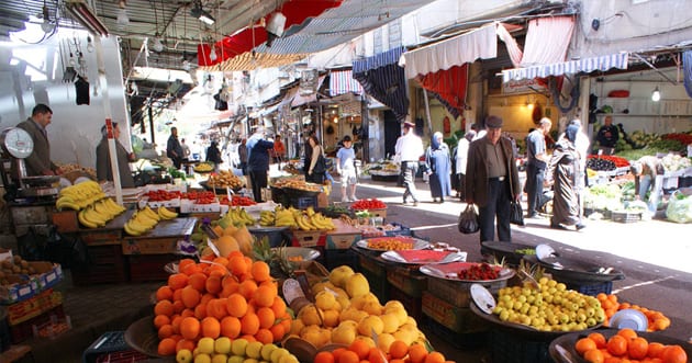 سوريون يشترون الخضار والفواكه بالحبة الواحدة وليس بالكيلو