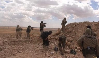 اشتباكات بين داعش وقوات النظام في محيط حقل شاعر…..وقصف جوي على تدمر