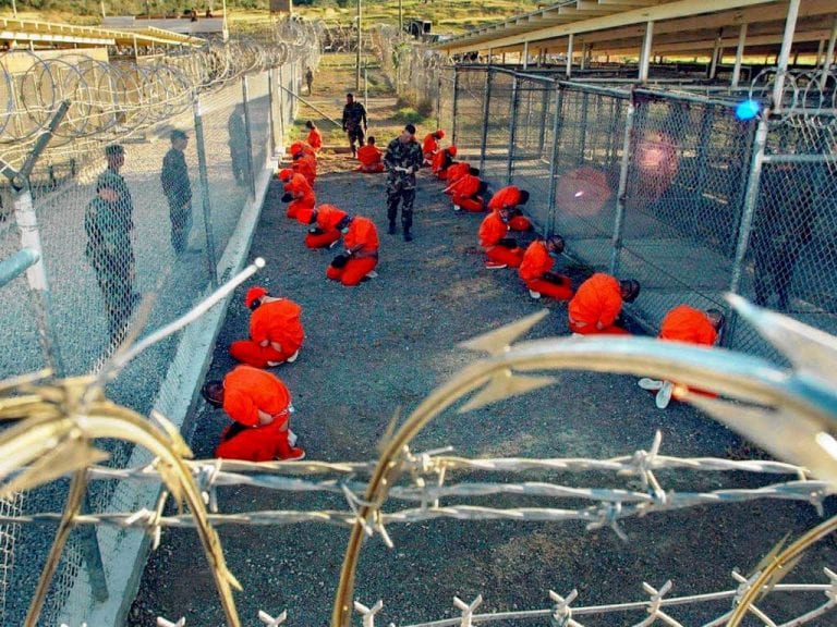 وزير الدفاع الأمريكي يؤيد إغلاق غوانتانامو.. واحتجاز نصف سجنائه للأبد