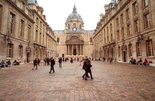 أمير قطر يتكفل بتعليم 100 سوري في جامعة السوربون بباريس