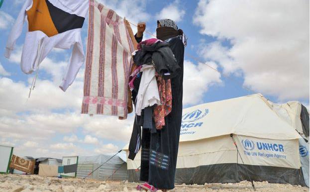 بعد وقف المساعدات عن اللاجئين خارج المخيمات .. عودة مئات العائلات إلى الزعتري وسوريا