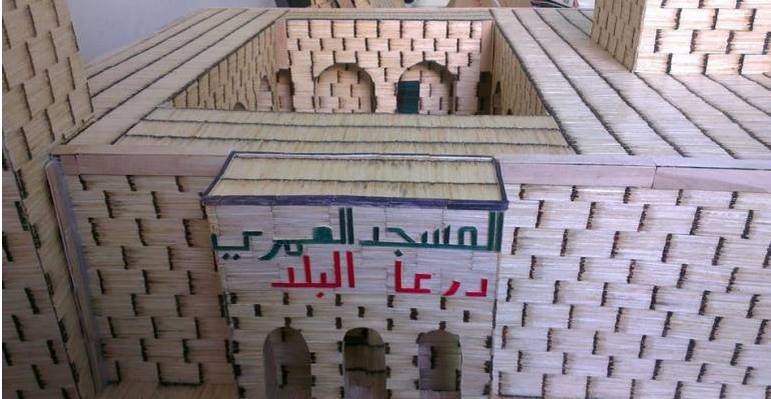 لاجئ مُقعد يصنع مجسمات للعمري والنواعير بأعواد الكبريت وكراتين الإغاثة