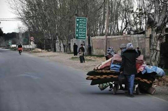 نزوح أكثر من 900 عائلة خلال أيام جراء القصف المستمر على منظقة المرج في الغوطة الشرقية