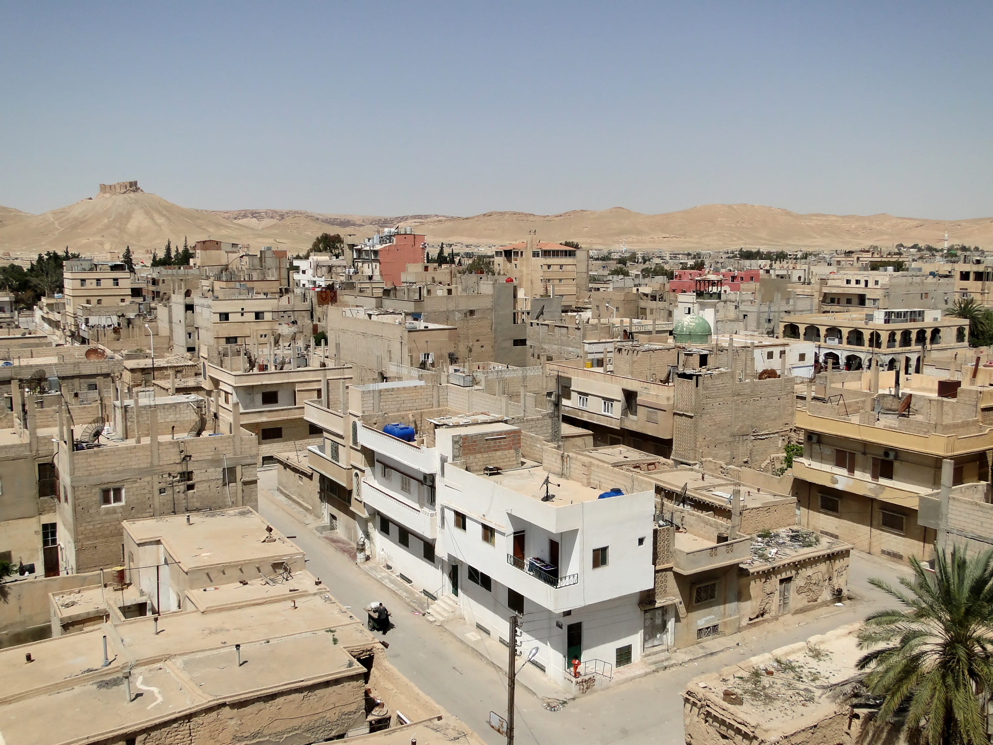 داعش يحتل بيوت مدنيين خرجوا من تدمر ويغيّر أقفالها
