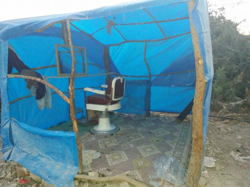 محلات وصالونات حلاقة في الخيم.. ومطاعم من القش في ريف اللاذقية
