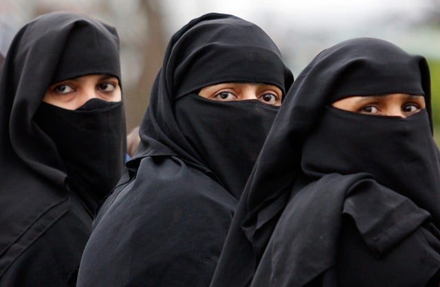 داعش يفرض غرامة على نساء هربن من القصف الروسي “دون لباس شرعي كامل”