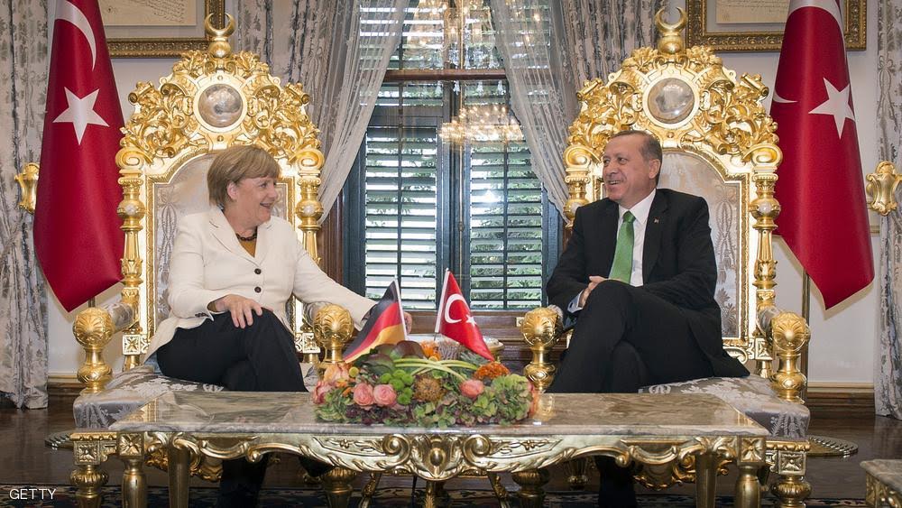 جدل واسع حول صور ميركل وأردوغان على كرسيين ذهبيين في اسطنبول