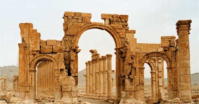 بعد تفجيره بالعبوات الناسفة: داعش يكمل تدمير قوس النصر في تدمر بالجرافات