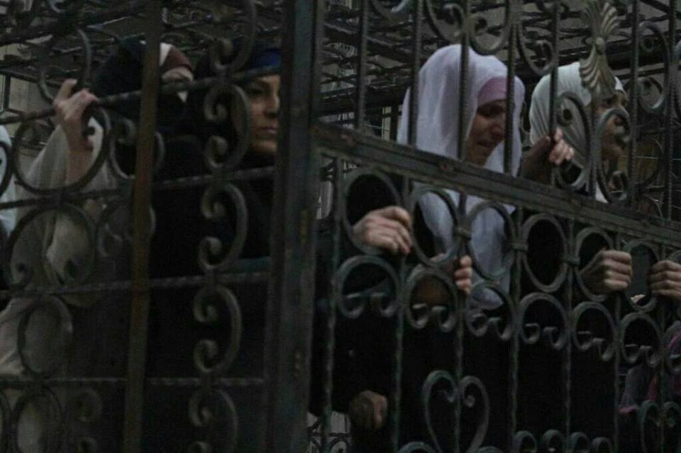هيومن رايتس ووتش تعتبر وضع الأسرى بأقفاص في دوما “جريمة حرب”