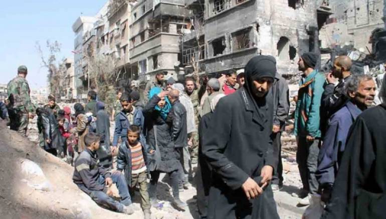 خروج 135 شخصاً من مدينة قدسيا المحاصرة بريف دمشق إلى إدلب