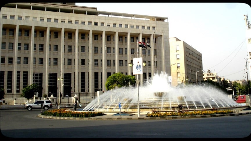 النظام يبدأ إفراغ البنك المركزي في حماة