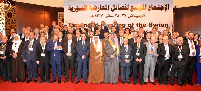مؤتمر الرياض يشكل وفداً للتفاوض على رحيل الأسد.. وأحرار الشام توقع البيان الختامي رغم انسحابها