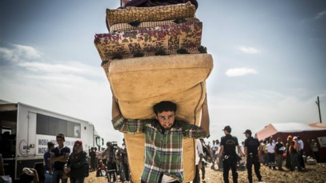 تركيا بصدد منح اللاجئين السوريين إذن عمل