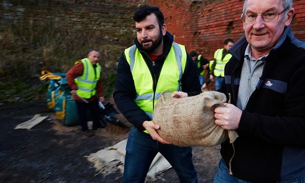 لاجئون سوريون في بريطانيا يتطوّعون لحماية البيوت من الفيضانات