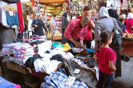 10 قطع ملابس في أسواق دمشق بـ مليون ليرة سورية