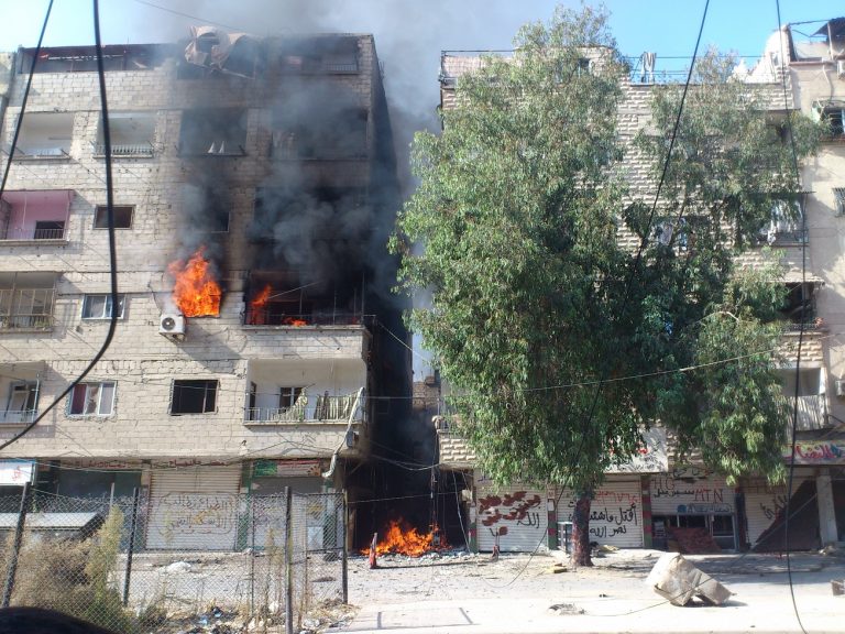 ضحايا بسقوط قذائف على دمشق.. وتواصل المواجهات بين داعش والنظام جنوبها