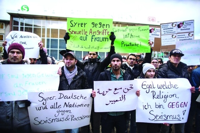 سوريون يتظاهرون ضد التحرش في ألمانيا.. وتوجه لترحيل لاجئين من جنسيات أخرى