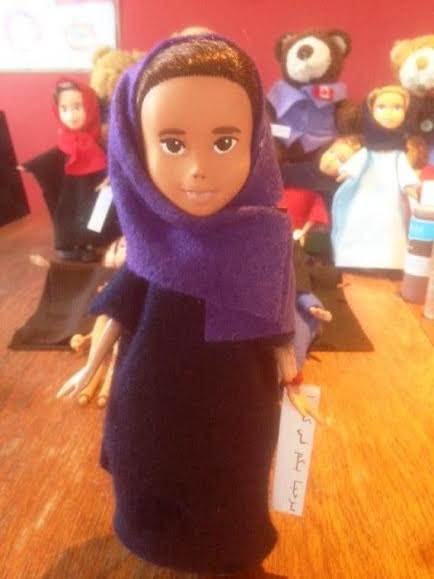 امرأة كندية تصنع الهدايا لأطفال اللاجئين السوريين ترحيباً بهم