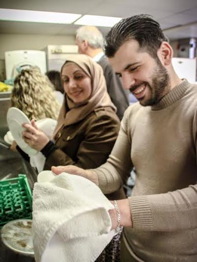 لاجئون سوريون في أمريكا يقومون بحملات لمساعدة الفقراء وزيارة العجزة